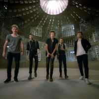 Clip : One Direction se remémore son enfance dans "Story of My Life"