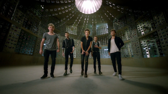 Clip : One Direction se remémore son enfance dans "Story of My Life"