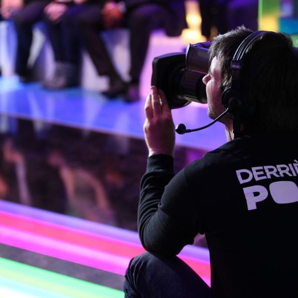 Les premières images de "Derrière le poste" avec Enora Malagré.