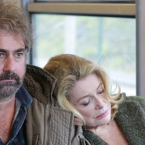 Catherine Deneuve face à Gustave Kervern dans "Dans la cour"