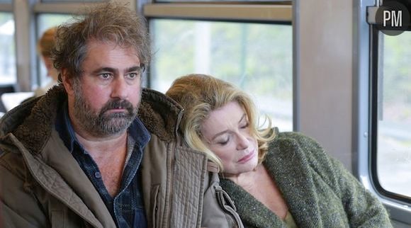 Catherine Deneuve face à Gustave Kervern dans "Dans la cour"