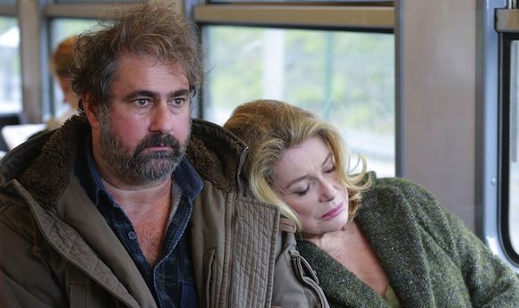 Catherine Deneuve face à Gustave Kervern dans "Dans la cour"