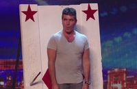 Simon Cowell face à Edward Pinder, lanceur de couteaux de 11 ans