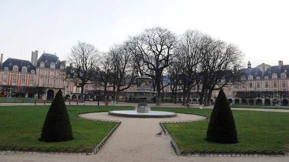 Aurélie Filippetti ordonne le retrait d'une publicité géante pour Apple accrochée place des Vosges