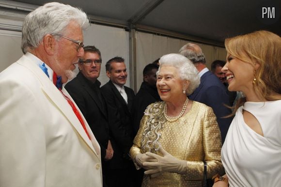 Rolf Harris, à gauche, avec la reine Elizabeth II et Kylie Minogue, en 2012.