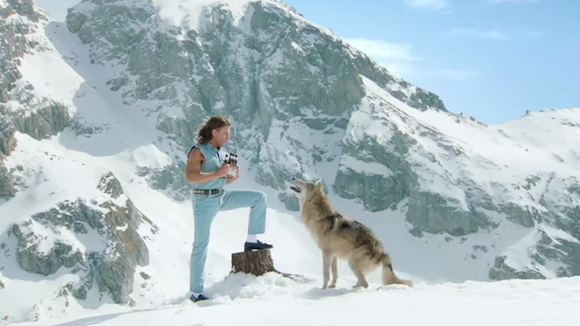 Jean-Claude van Damme face à un loup pour Coors light