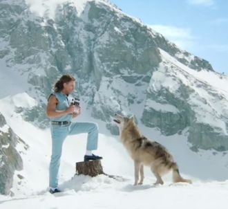 Jean-Claude van Damme face à un loup pour Coors light
