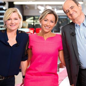 Anne-Elisabeth Lemoine, Anne-Sophie Lapix et Pierre Lescure, dans "C à vous", sur France 5.