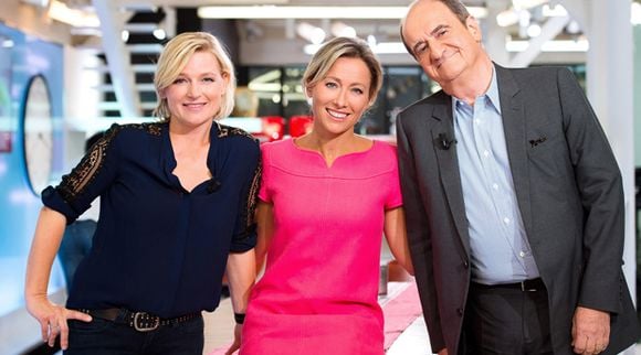 Anne-Elisabeth Lemoine, Anne-Sophie Lapix et Pierre Lescure, dans "C à vous", sur France 5.