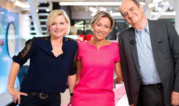 Anne-Elisabeth Lemoine, Anne-Sophie Lapix et Pierre Lescure, dans "C à vous", sur France 5.