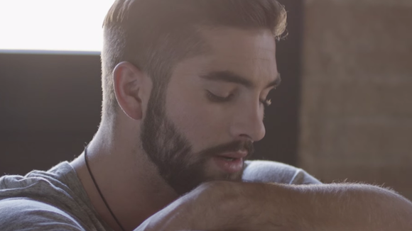 Clip : Kendji Girac ex-amoureux dans "Elle m'a aimé"