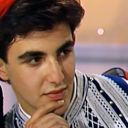  Première télévision de Nikos Aliagas en 1985 dans l'émission "Croque Vacances". 