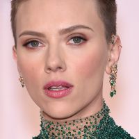 Scarlett Johansson crée le girls band The Singles et dévoile le titre "Candy"