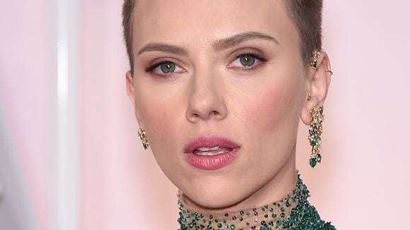 Scarlett Johansson crée le girls band The Singles et dévoile le titre "Candy"