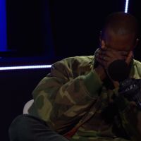 Kanye West fond en larmes en pleine interview