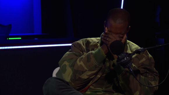 Kanye West fond en larmes en pleine interview