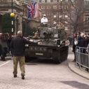 Jeremy Clarkson suspendu de "Top Gear" : Le Stig débarque en tank à la BBC