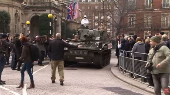 Jeremy Clarkson suspendu de "Top Gear" : Le Stig débarque en tank à la BBC