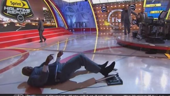 Shaquille O'Neal chute de nouveau à la télévision américaine