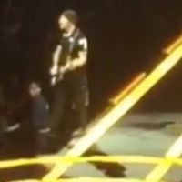 Le guitariste de U2 chute lourdement sur scène