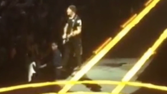 Le guitariste de U2 chute lourdement sur scène