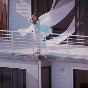 Lana Del Rey dénonce la presse people dans le clip de "High By the Beach"