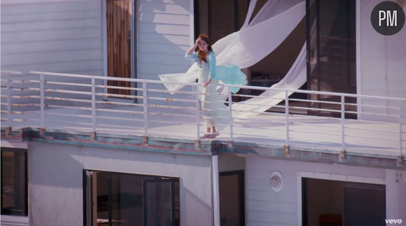 Lana Del Rey dénonce la presse people dans le clip de "High By the Beach"