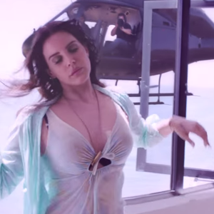 Lana Del Rey dénonce la presse people dans le clip de "High By the Beach"