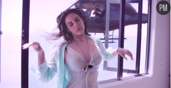 Lana Del Rey dénonce la presse people dans le clip de "High By the Beach"