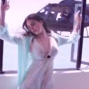 Lana Del Rey dénonce la presse people dans le clip de "High By the Beach"