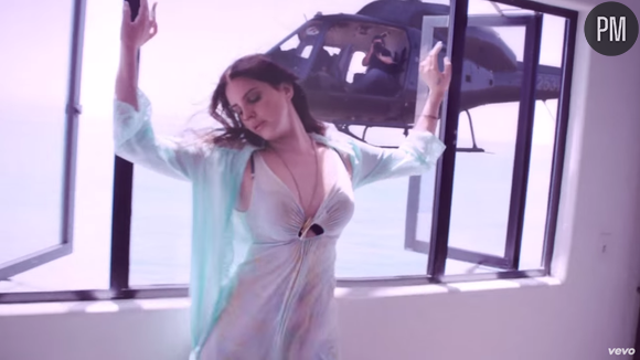 Lana Del Rey dénonce la presse people dans le clip de "High By the Beach"