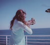 Lana Del Rey dénonce la presse people dans le clip de "High By the Beach"