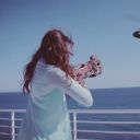 Lana Del Rey dénonce la presse people dans le clip de "High By the Beach"