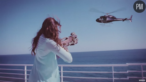 Lana Del Rey dénonce la presse people dans le clip de "High By the Beach"