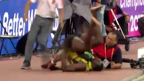 Usain Bolt renversé par un caméraman