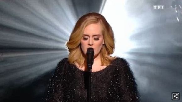 NRJ Music Awards 2015 : Pourquoi la prestation d'Adele est-elle quasi-introuvable sur le net ?