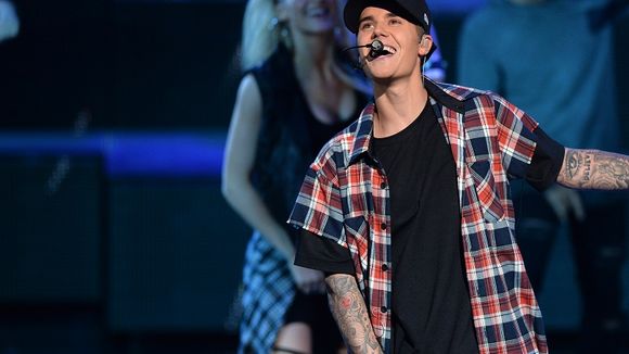 NRJ Music Awards 2015 : Justin Bieber arrive en retard sur scène