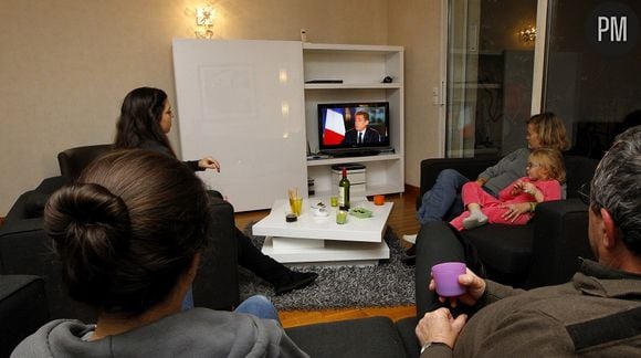 Des Français regardant la télévision en 2012