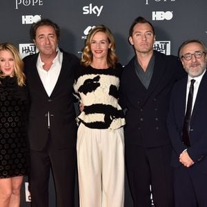 Paolo Sorrentino entouré du cast de "The Young Pope"