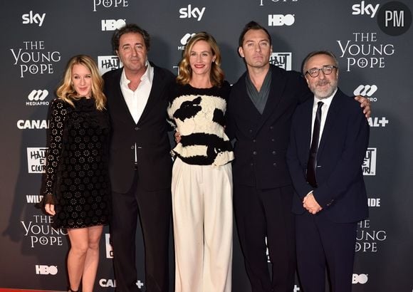 Paolo Sorrentino entouré du cast de "The Young Pope"