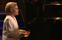 Kate McKinnon chante "Hallelujah" dans la peau d'Hillary Clinton