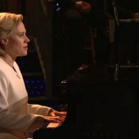 "Saturday Night Live" : Hillary Clinton chante "Hallelujah" pour une intro très touchante