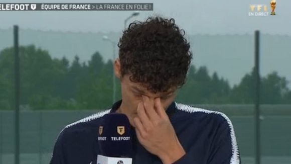 "Téléfoot" : Le joueur Benjamin Pavard ému aux larmes par un message de ses parents