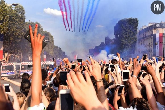 La descente des Champs-Elysées par les Bleus