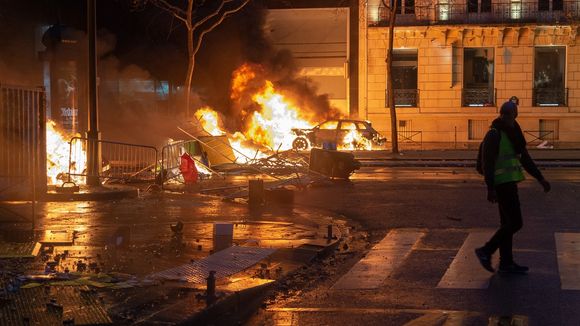 Gilets jaunes : France 2 déprogramme son prime ce soir pour une émission spéciale avec Léa Salamé et Thomas Sotto