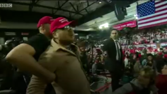 Un partisan de Donald Trump attaque un caméraman de la BBC pendant un meeting du président américain