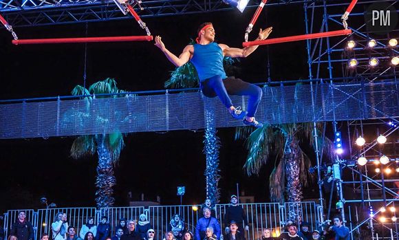 Les bras sont mis à rude épreuve sur le parcours de "Ninja Warrior"