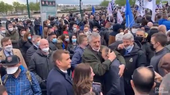 L'accolade de Jean Lassalle à Eric Zemmour lors de la manifestation de policiers devant l'Assemblée nationale