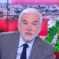 "L'heure des pros" : Pascal Praud apparaît trop tôt à l'antenne de CNews et la rend aussitôt