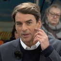 "Macron démission ! Benalla en prison !" : Le "13 Heures" délocalisé de Julian Bugier perturbé en direct sur F2